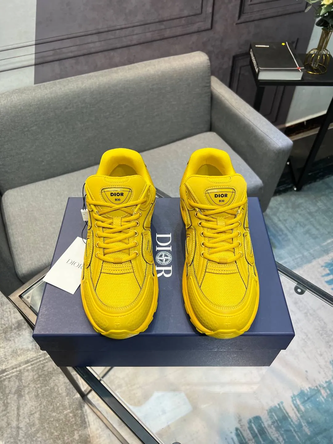 Men's shoes 💰600 high version joint model 🍸 Dior Dior The Island co-branded B30 sneakers follow the trend of the retro market and are Dad Shoes style shoes. The Dior logo on the tongue also indicates that this pair of shoes is the B30 model! B30 uses fine-textured leather and mesh cloth materials to form a shoe body. There are conspicuous letters CD on both sides of the shoe body to indicate the identity. Many lines on the shoe body outline the details, making the shoes look less monotonous and full of retro flavor. ♺ Upper: Original customized technical fabric + mesh ♺ Inner lining: Original customized breathable lining ♺ Outsole: Original molded IP foam + TPU outsole ♺ Heel height: 3.5cm ♺Code number: 39-44 (45 46 customized)